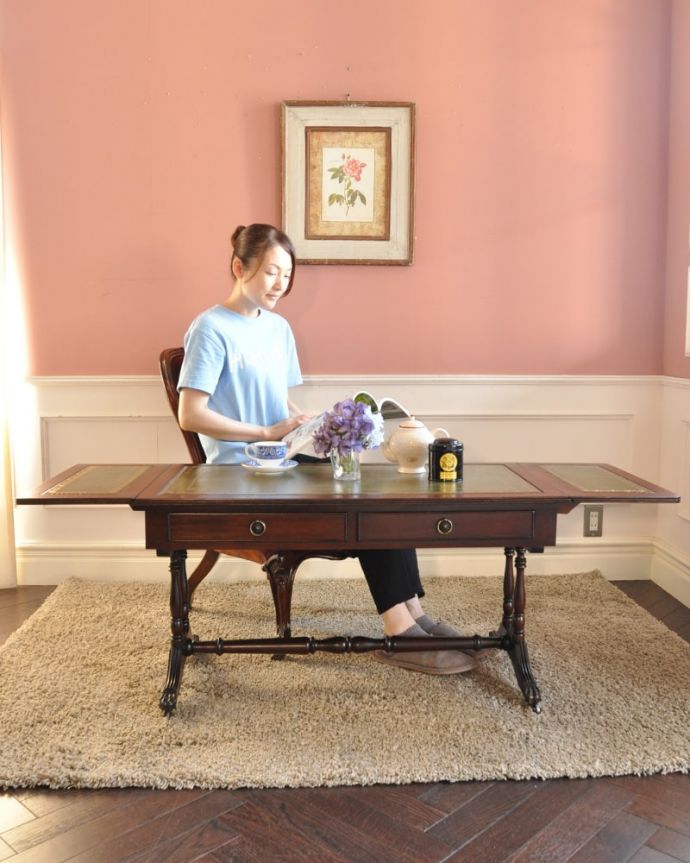 アンティークのテーブル アンティーク家具 バタフライテーブル 蝶の羽がモチーフになった美しいテーブルまるで蝶々が羽を広げるように折りたたみが出来るところから名前が付けられた「バタフライ(蝶々)テーブル」。(m-673-f)