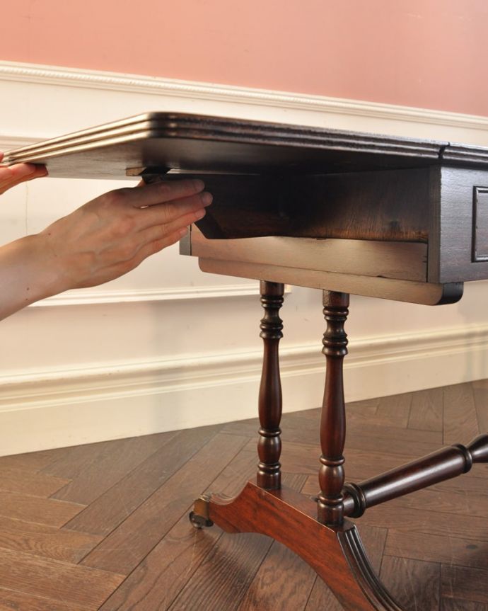 アンティークのテーブル アンティーク家具 バタフライテーブル あっという間にサイズ変更OK!天板を持ち上げてバーを出すだけで、簡単にサイズが変えれます。(m-673-f)