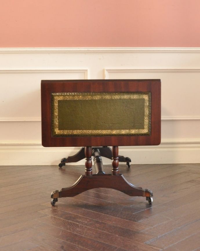 アンティークのテーブル アンティーク家具 バタフライテーブル 天板を畳むとこんな感じ閉じたときは、また違った表情を見せて楽しませてくれます。(m-673-f)