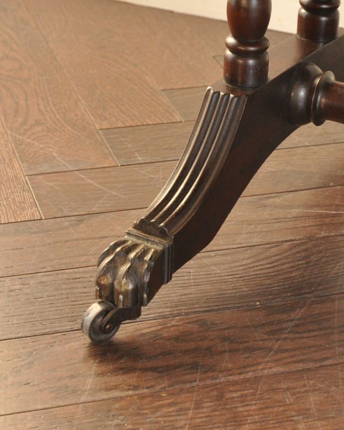 アンティークのテーブル アンティーク家具 バタフライテーブル 女性1人でラクラク運べちゃうんですキャスター付きの脚。(m-673-f)