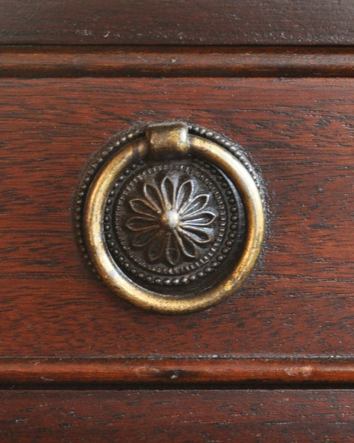 アンティークのテーブル アンティーク家具 バタフライテーブル アンティークらしい取っ手アンティークらしいデザインの取っ手を、そっと引っ張って開けるたびに、宝箱を開けている気分です。(m-673-f)