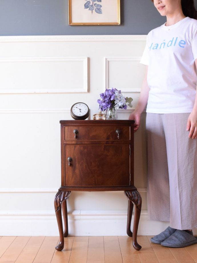 アンティークのサイドキャビネット