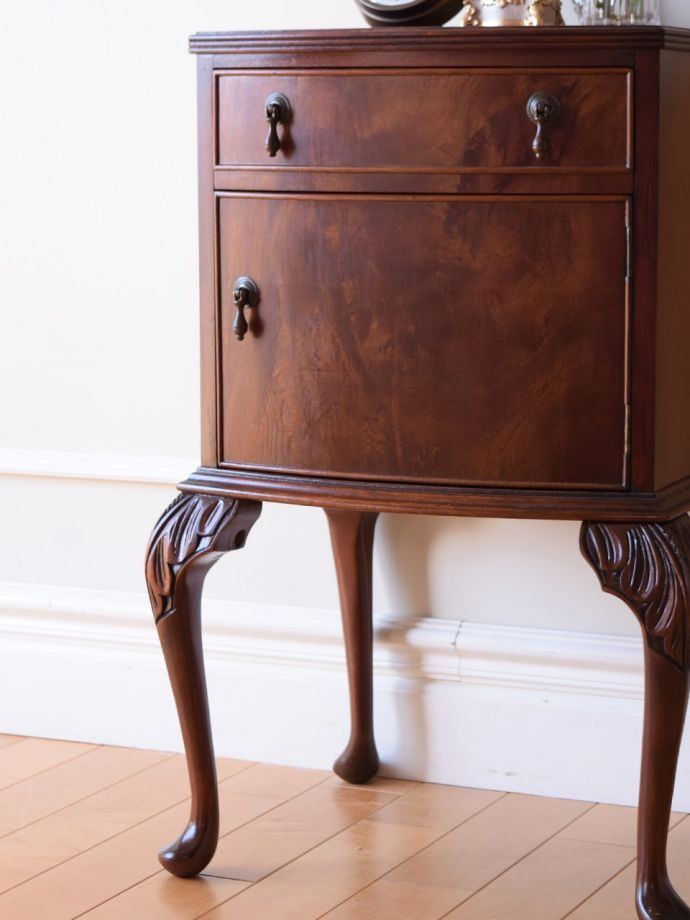 アンティーク家具らしい美しい杢目