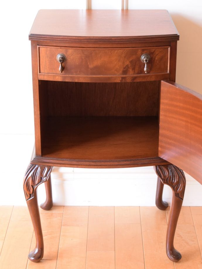 サイドキャビネットの扉の中