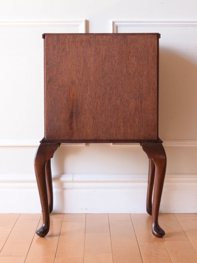 サイドキャビネットの後ろ姿