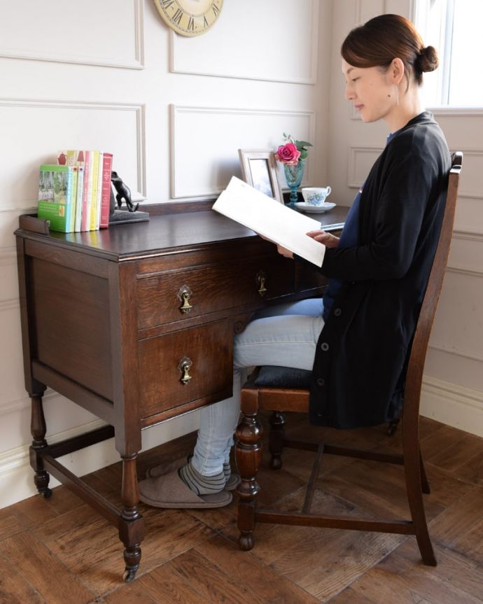 アンティークの書斎机で楽しむ贅沢な時間