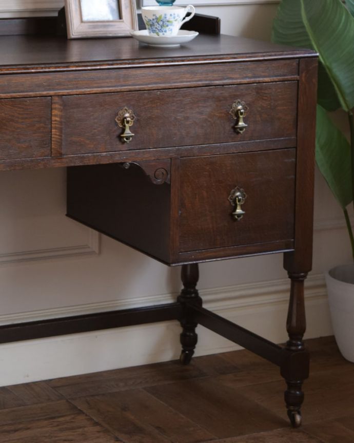 アンティーク家具らしさが漂うデスク