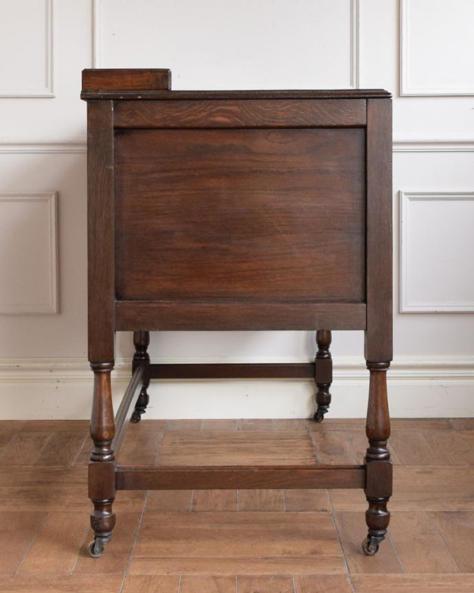 書斎デスクの側面