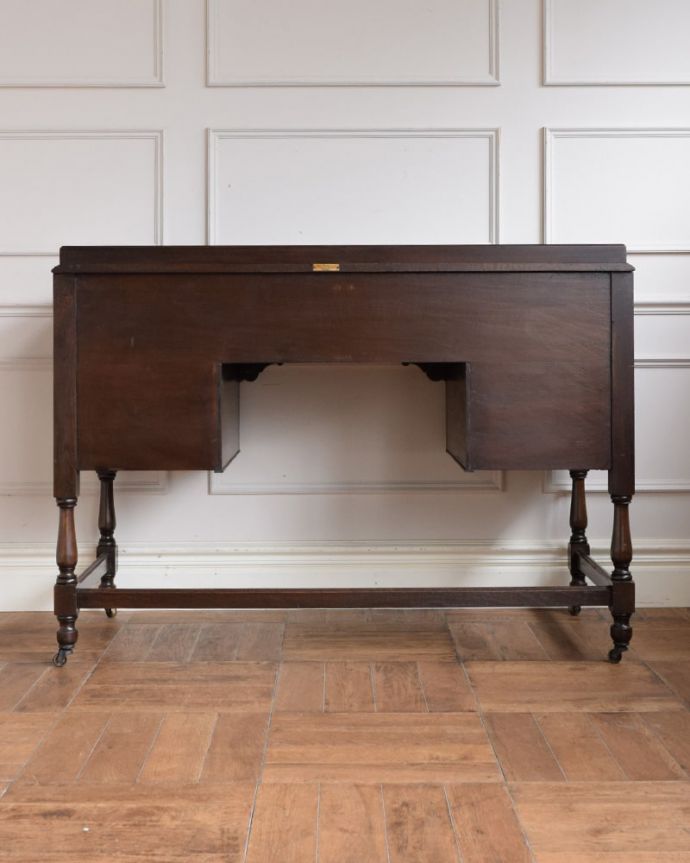 アンティークデスクの後ろ姿