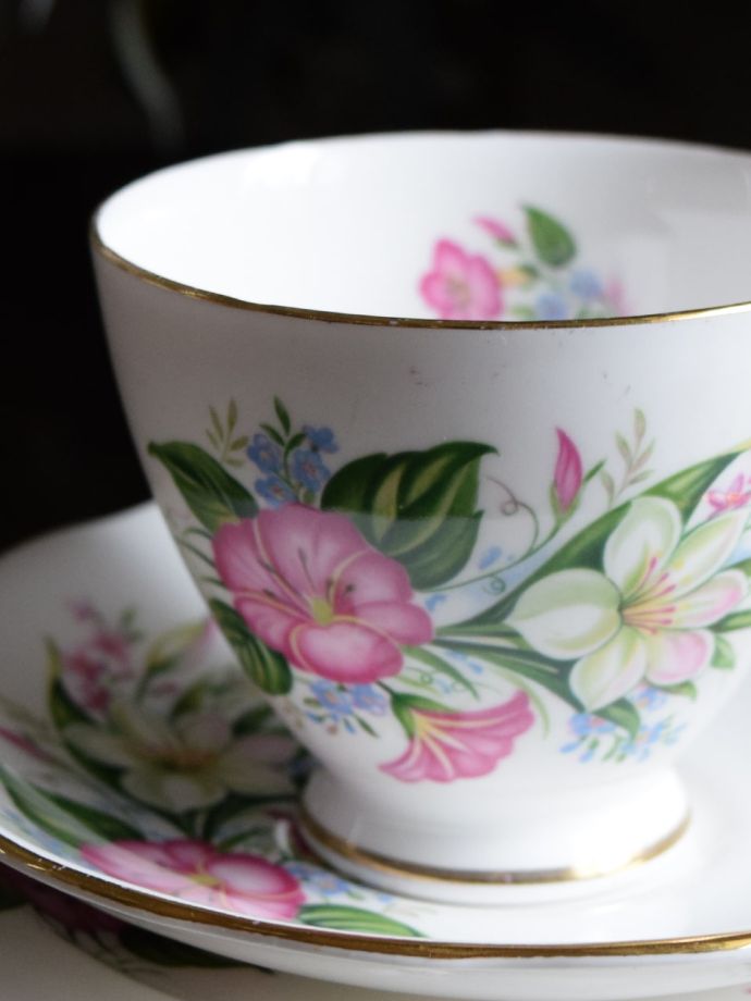 Colcloughのアンティークカップ＆ソーサートリオ