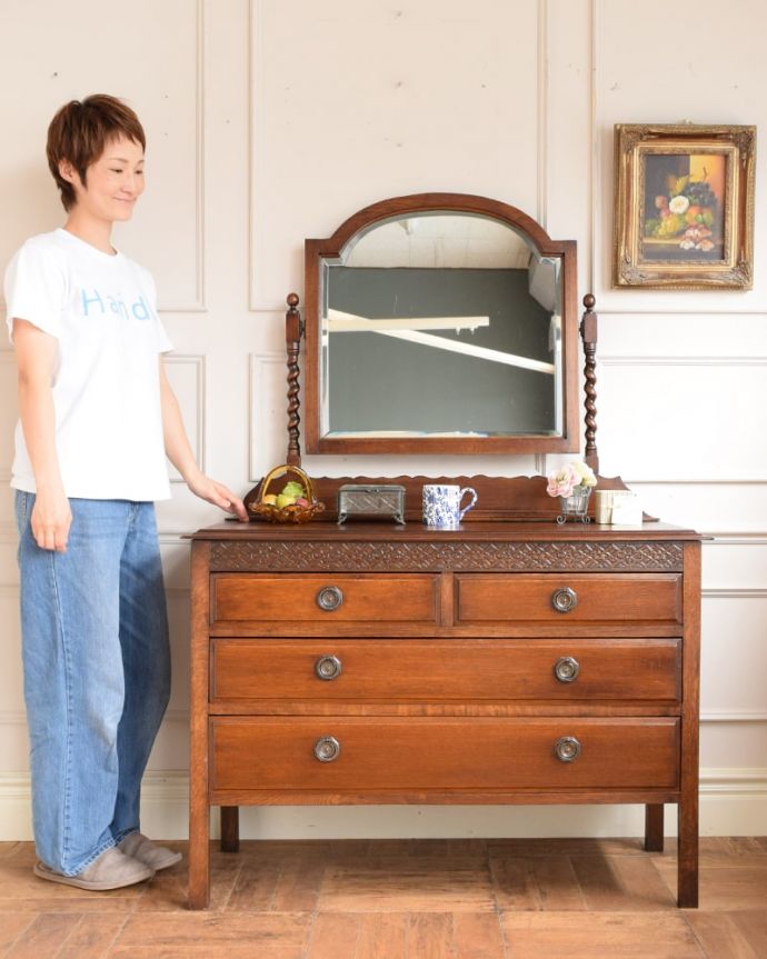 英国アンティークのドレッサー