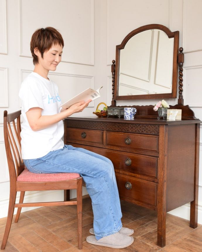 便利に使えるアンティークのドレッサー