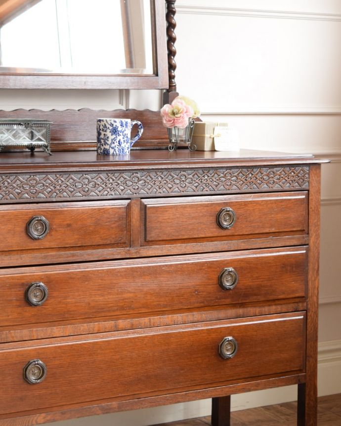 ドレッサーの美しい杢目