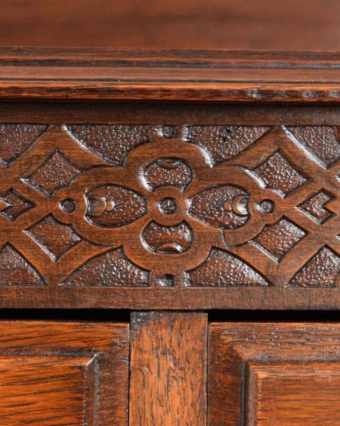 アンティーク家具の装飾