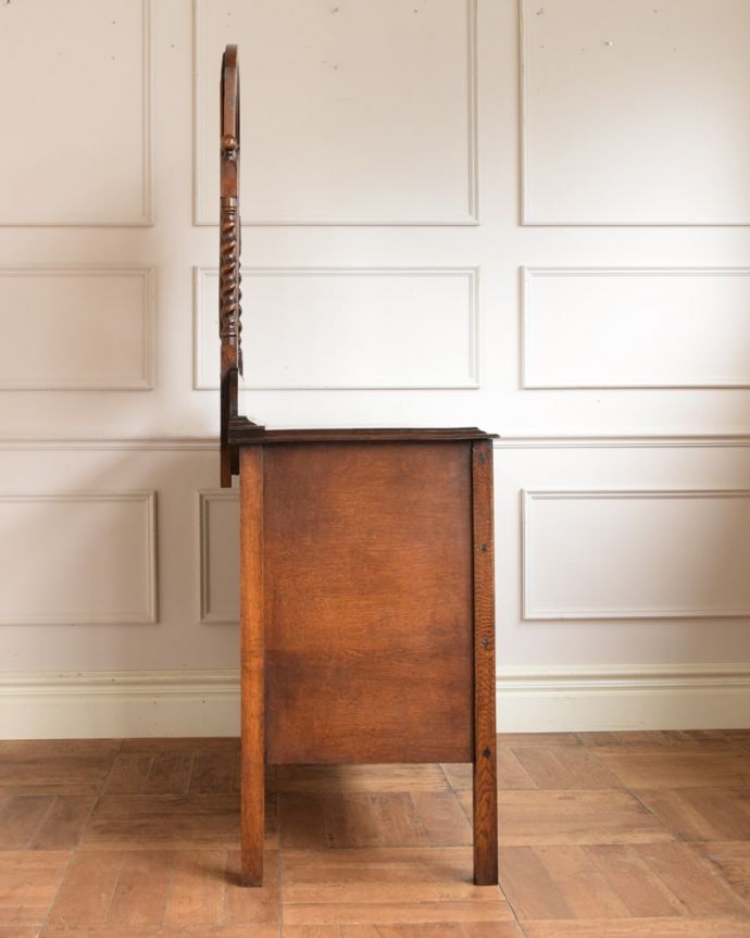 ドレッサーの側面