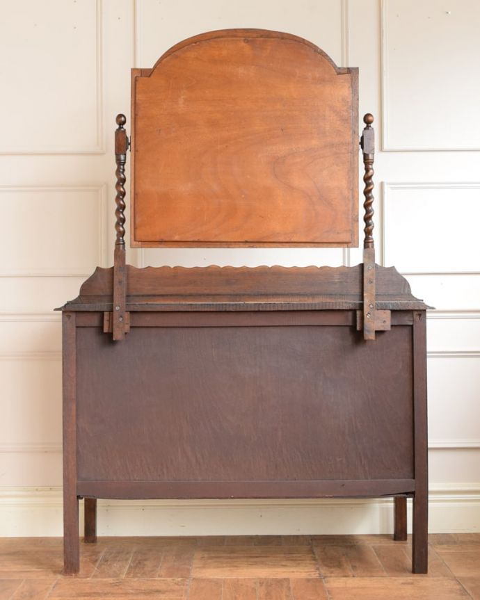 ドレッサーの後ろ姿