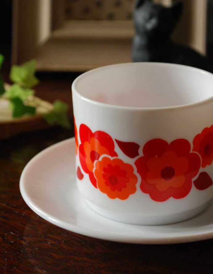 アンティーク雑貨 フランス生まれのおしゃれなオパールガラス、 アルコパル社 カップ&ソーサー(レッド)。フランス生まれのアルコパルまるで陶磁器のような真っ白のミルクガラスのアルコパル。(m-676-z)