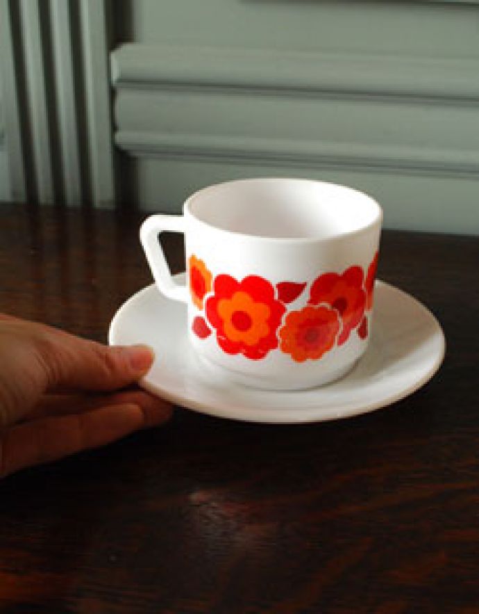 アンティーク雑貨 フランス生まれのおしゃれなオパールガラス、 アルコパル社 カップ&ソーサー(レッド)。大きさはコレくらい見た目はもちろん、レンジも食洗器も使える丈夫さが自慢です。(m-676-z)