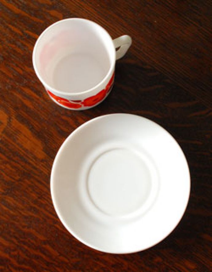 アンティーク雑貨 フランス生まれのおしゃれなオパールガラス、 アルコパル社 カップ&ソーサー(レッド)。上から見るとこんな感じです。(m-676-z)