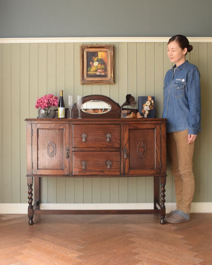 アンティークのキャビネット アンティーク家具 ミラーバックサイドボード 鏡がキラっと輝くサイドボード光を取り込んでキラキラ輝くミラーは、まだ電気が発達していなかった時代に太陽や蝋燭の灯りを反射させて部屋を明るくするために付けられたもの。(m-677-f)