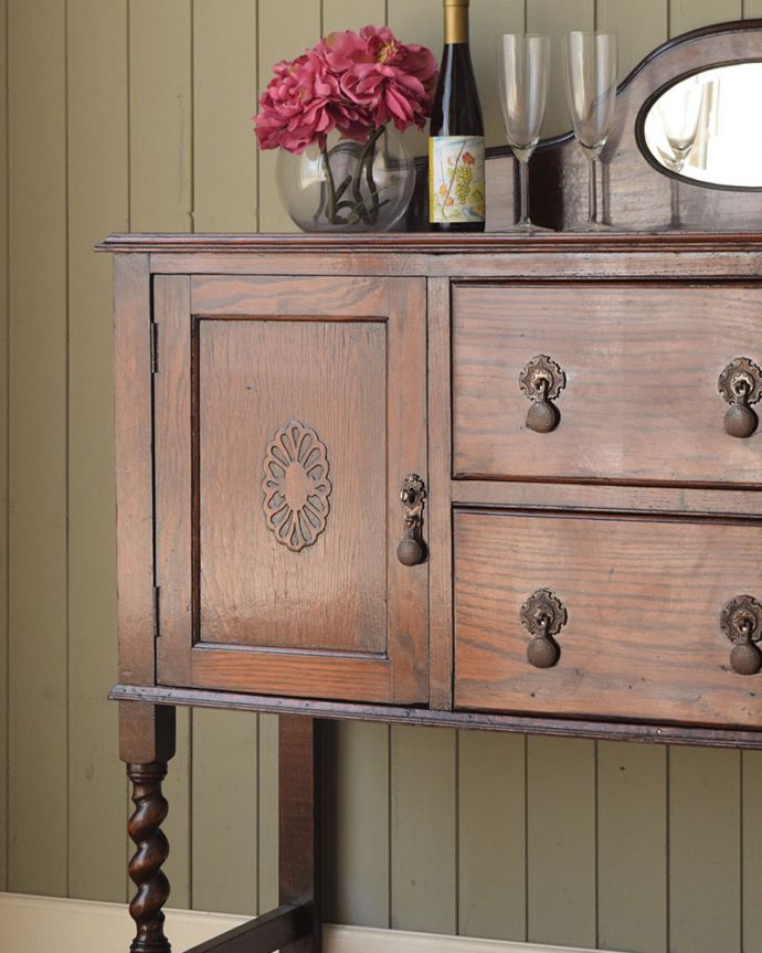 アンティークのキャビネット アンティーク家具 ミラーバックサイドボード 見た目の美しさとたっぷりの収納力が魅力もともとダイニングでサーブ用の家具として造られた英国らしいアンティーク家具。(m-677-f)