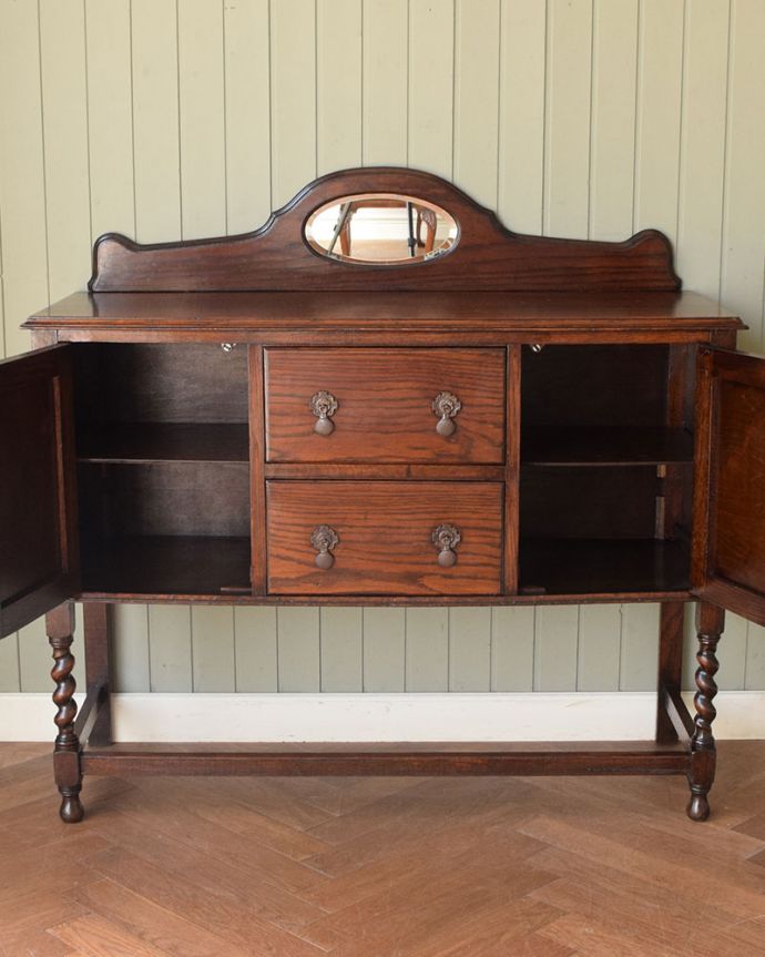 アンティークのキャビネット アンティーク家具 ミラーバックサイドボード 扉を開けて中を見てみると・・・扉の中の収納はこんな感じになっています。(m-677-f)