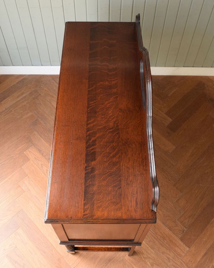 アンティークのキャビネット アンティーク家具 ミラーバックサイドボード 天板もしっかりキレイに修復しました。(m-677-f)