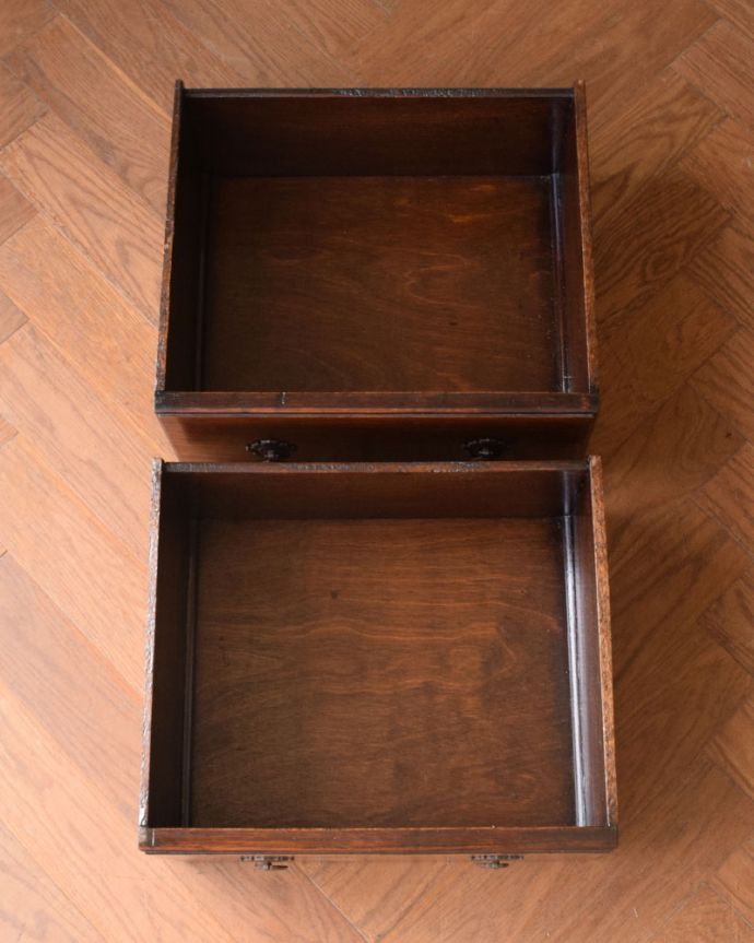 アンティークのキャビネット アンティーク家具 ミラーバックサイドボード もちろん引き出しの中もキレイに修復しましたもともとシルバーのカトラリーなどを入れて収納していた引き出し。(m-677-f)