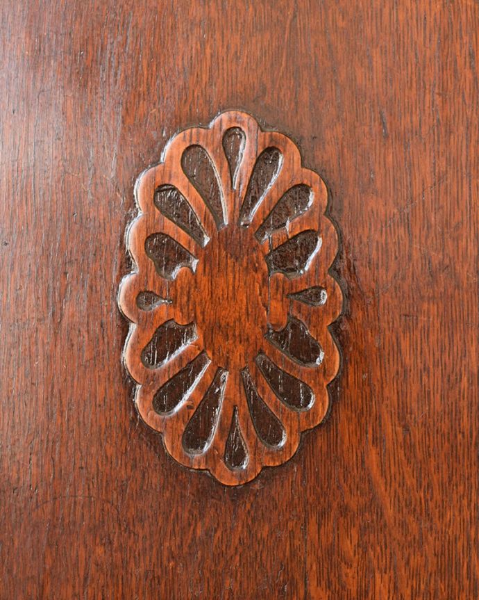 アンティークのキャビネット アンティーク家具 ミラーバックサイドボード 至る所に繊細な彫いろんな彫のデザインがありますが、個人的に美しいと思える女性らしく優雅なデザインを選んできました。(m-677-f)