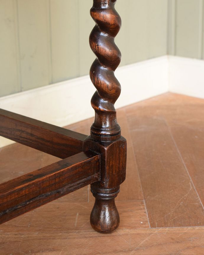 アンティークのキャビネット アンティーク家具 ミラーバックサイドボード 女性でも運べちゃう理由は・・・Handleのアンティークは、脚の裏にフェルトキーパーをお付けしていますので、重い家具でも床を滑らせれて移動する事が出来ます。(m-677-f)