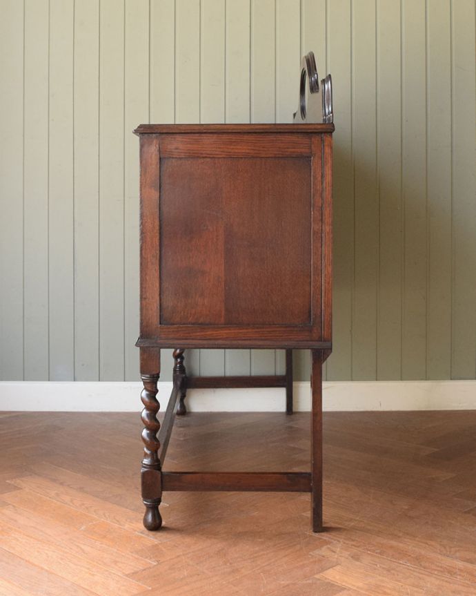 アンティークのキャビネット アンティーク家具 ミラーバックサイドボード 横から見た姿もステキ横から見てみるとこんな感じです。(m-677-f)