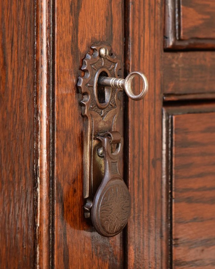 アンティークのキャビネット アンティーク家具 ミラーバックサイドボード アンティークらしい素敵な取っ手デザインが美しい取っ手。(m-677-f)