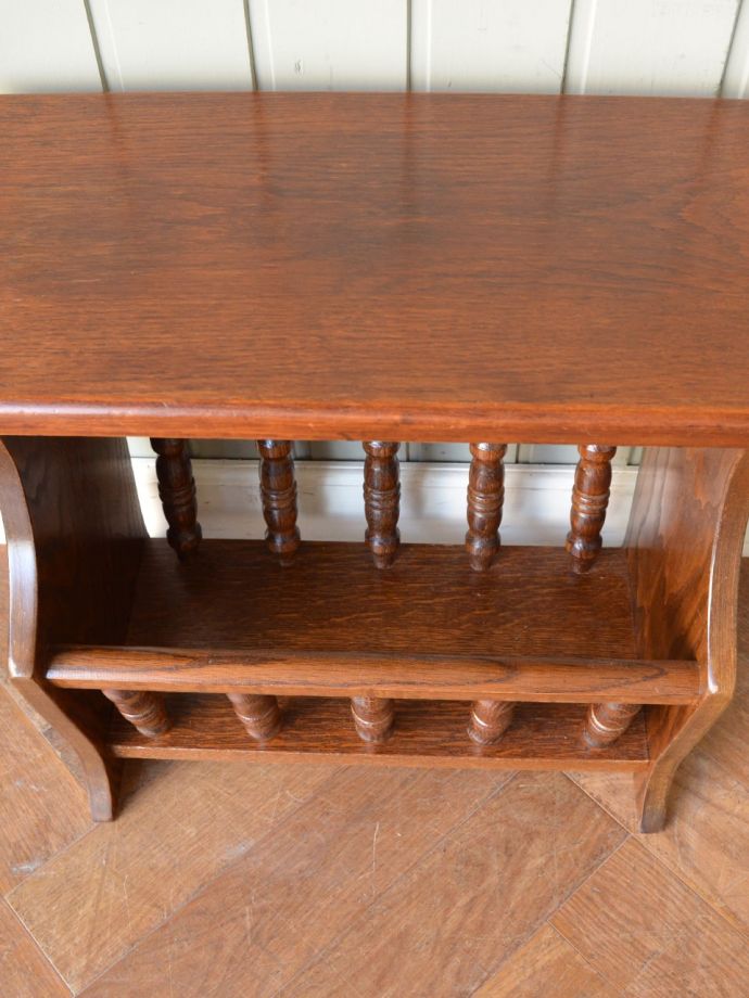 マガジンラック　アンティーク家具　マガジンラック　雑誌を入れる部分もキレイに修復しましたアンティークは新品ではないので経年変化によるキズはありますが、専門の職人がキレイにお直ししました。(m-679-f)