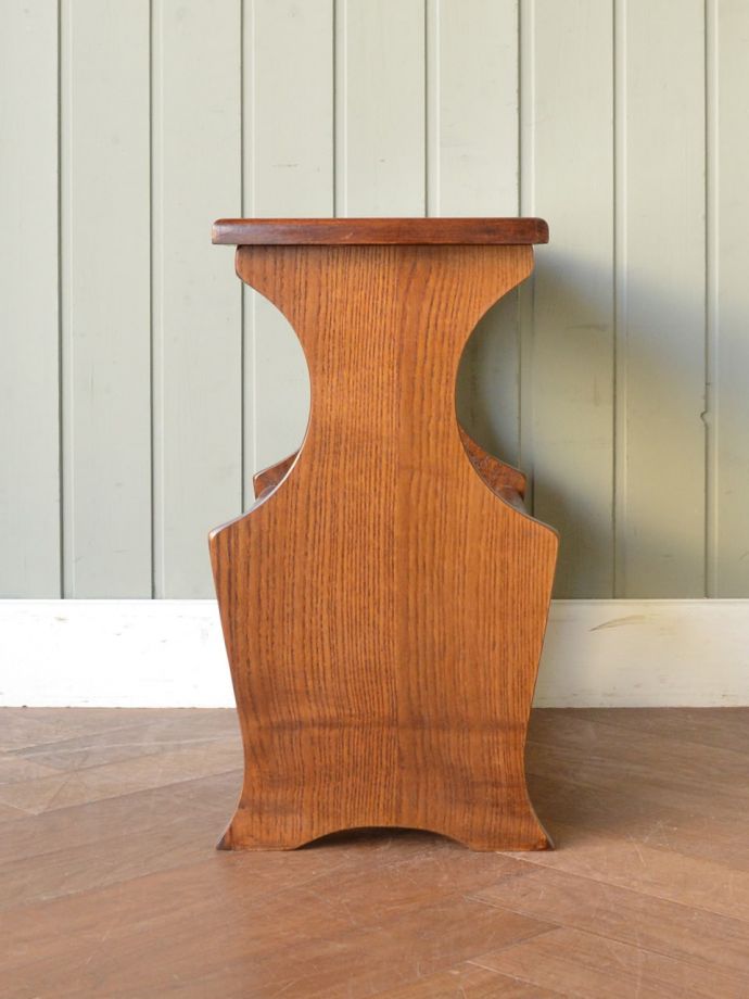 マガジンラック　アンティーク家具　マガジンラック　横から見ると･･･360度、どの角度から見てもキレイに仕上がっています。(m-679-f)