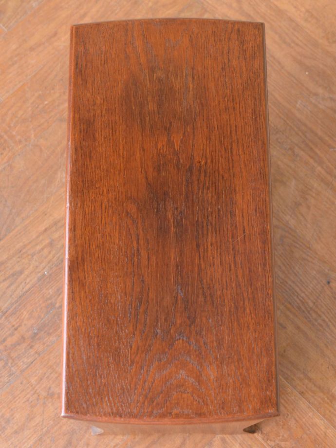 マガジンラック　アンティーク家具　マガジンラック　ココも使えてさらに便利読みかけの本やお茶が置ける天板付き。(m-679-f)