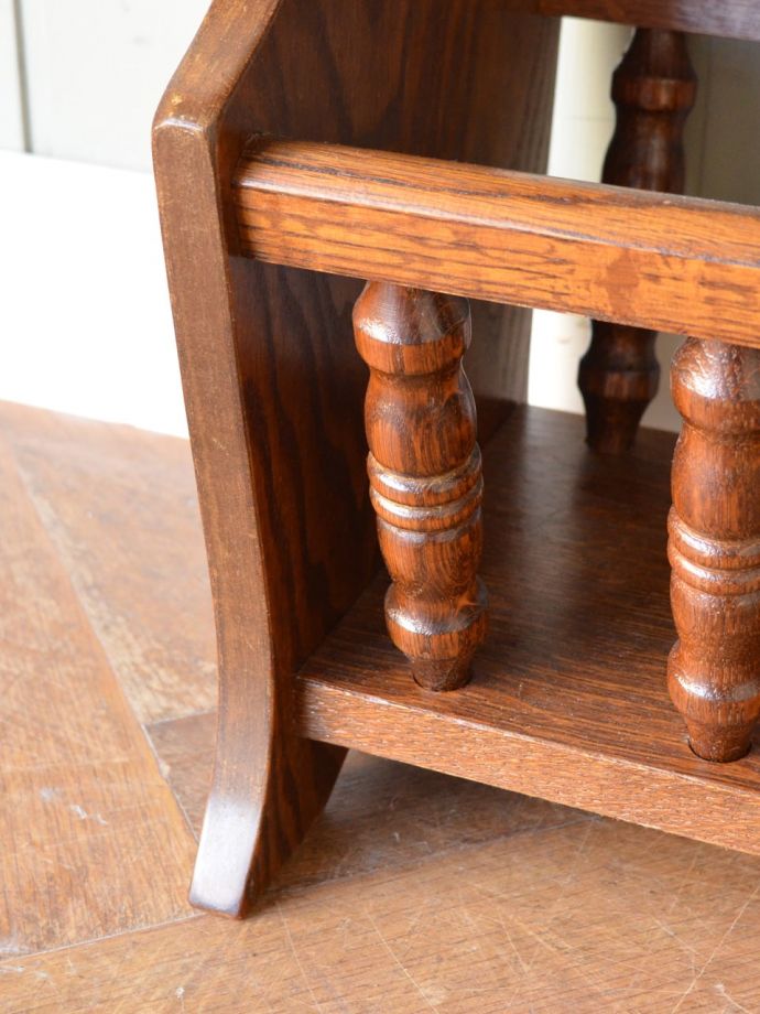 マガジンラック　アンティーク家具　マガジンラック　持ち上げなくても移動ラクラクHandleのアンティーク家具の足の裏にはフェルトキーパーをお付けしています。(m-679-f)