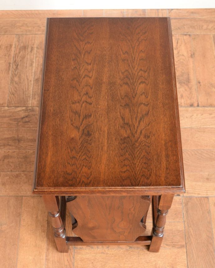 サイドテーブル付きのマガジンラック