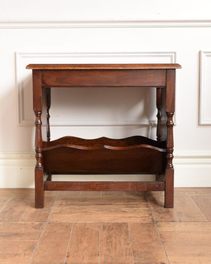 マガジンラックの後ろ姿