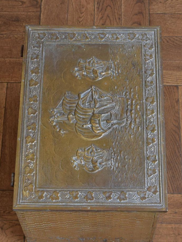 アンティークのおしゃれなボックス収納箱、イギリスで見つけた帆船模様