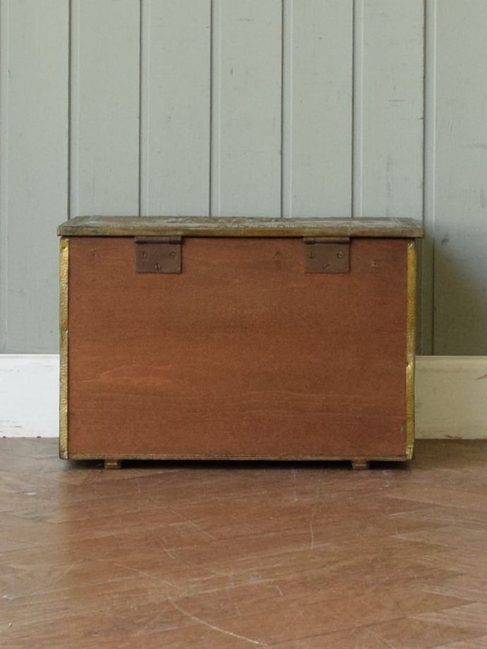 真鍮ボックスの後ろ姿