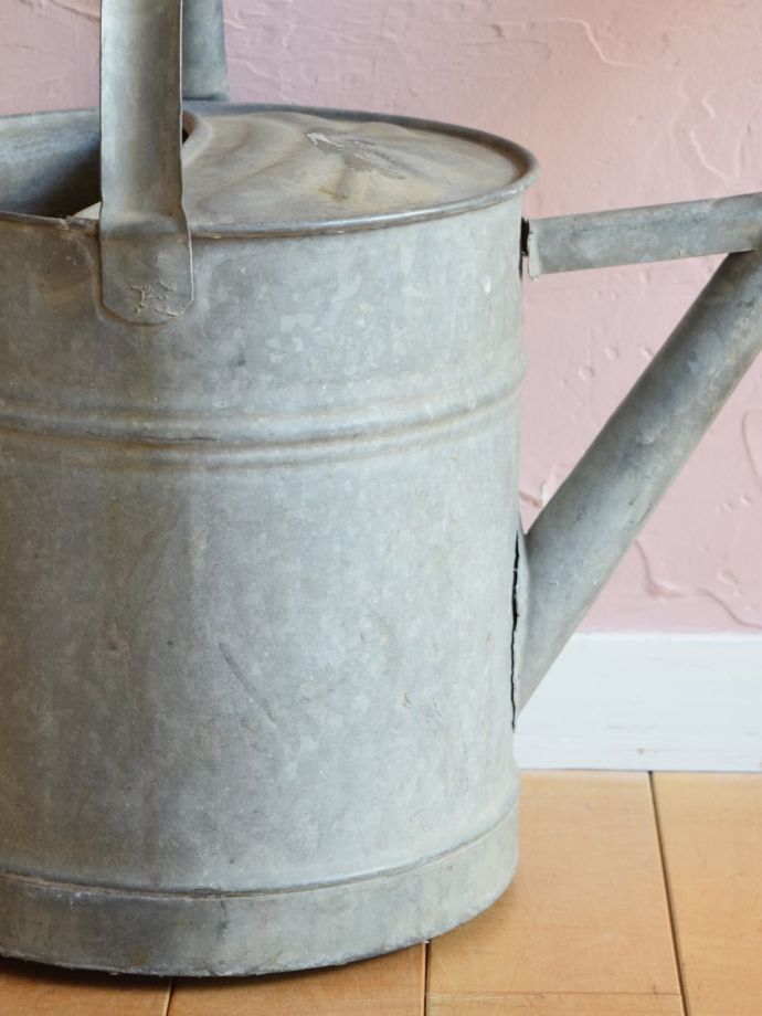 アンティークのおしゃれなジョウロ、イギリスで見つけたガーデニング