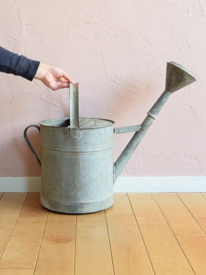 アンティークのおしゃれなジョウロ、イギリスで見つけたガーデニング
