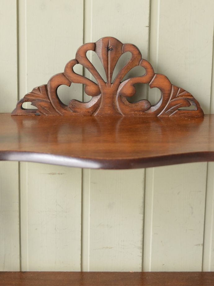 アンティーク家具らしい装飾