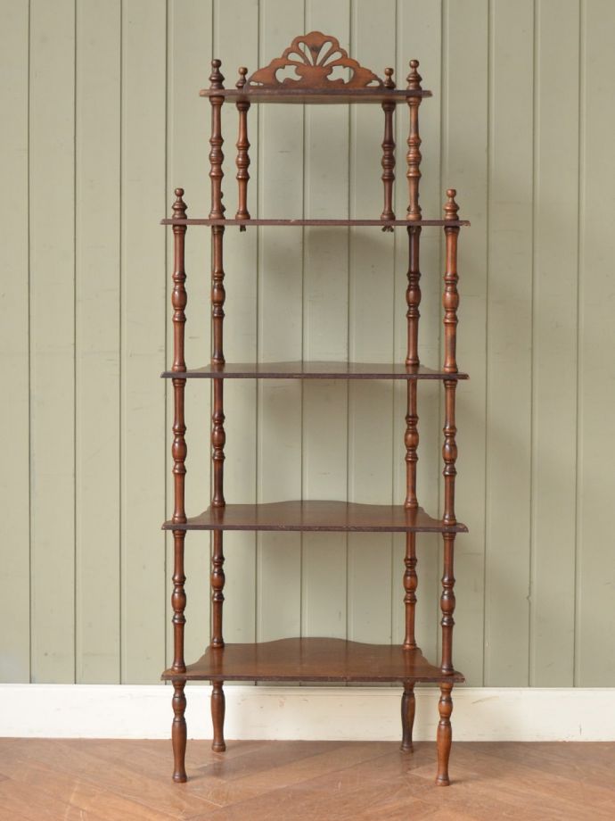 オープンシェルフの後ろ姿