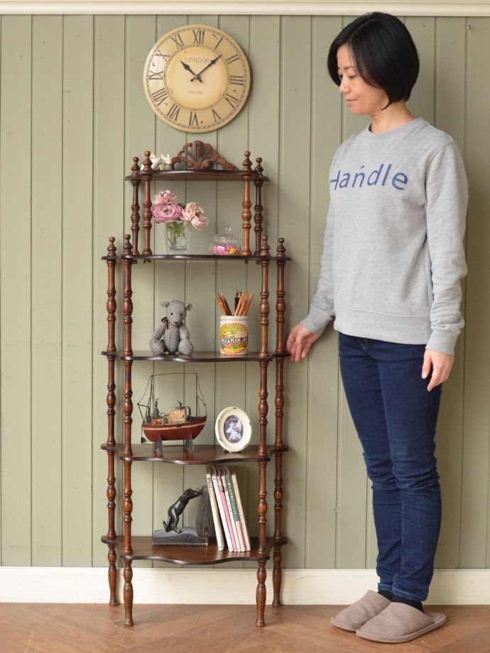 アンティークのオープンシェルフ