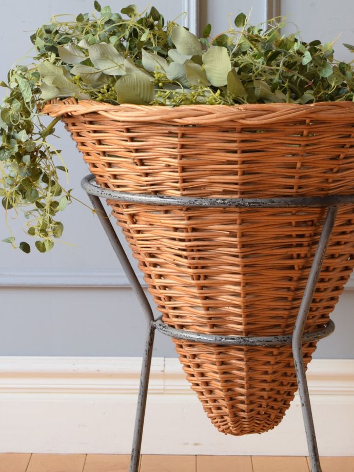 アンティークのスタンド付きバスケット