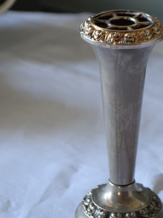 英国アンティークのフラワーベース、シルバープレートの花留め付き花器