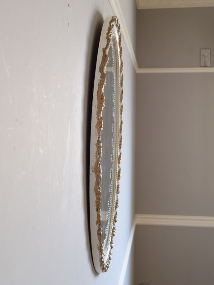 フランスの壁掛け鏡、白いモールディングの枠がおしゃれなアンティーク