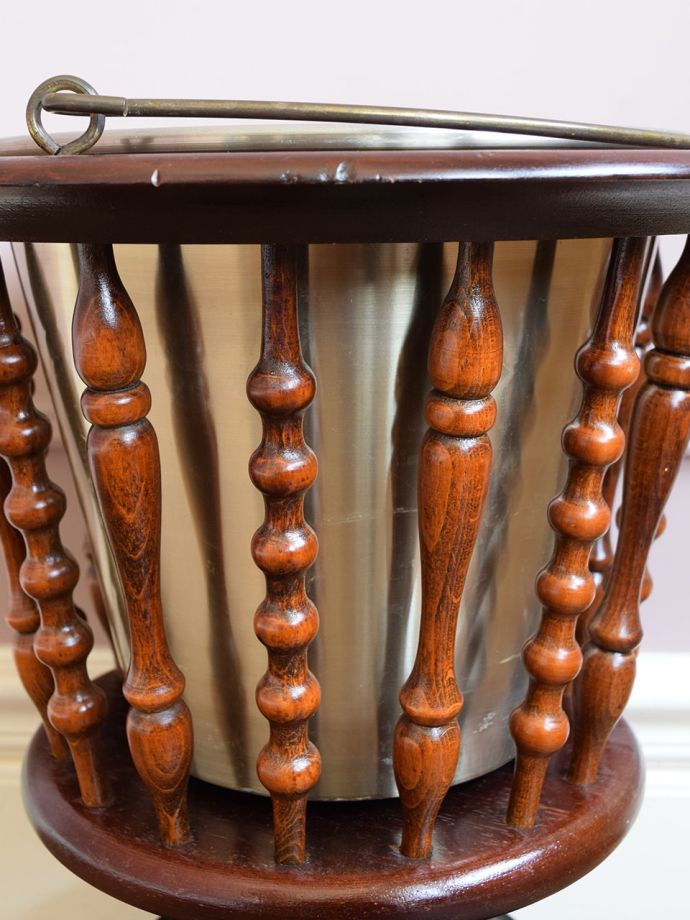 英国アンティーク家具らしい装飾