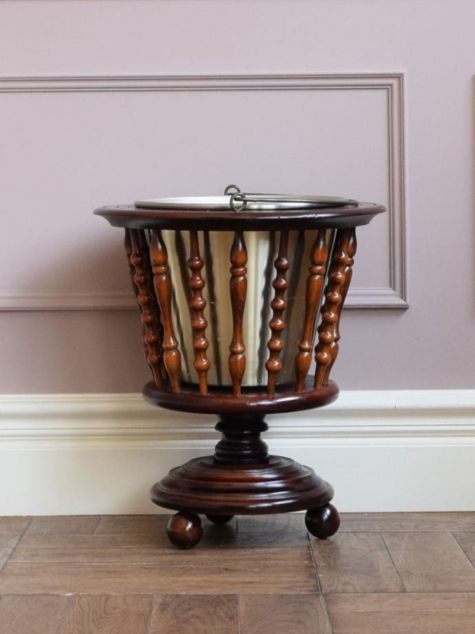 アンティーク家具の側面